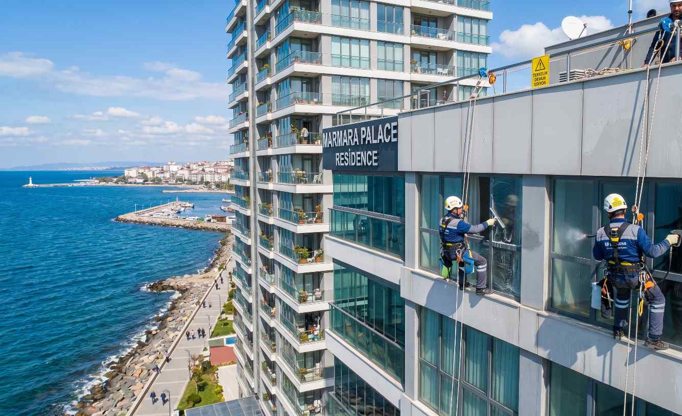 Deniz kenarındaki bir binanın dış cephe temizliği çalışmaları
