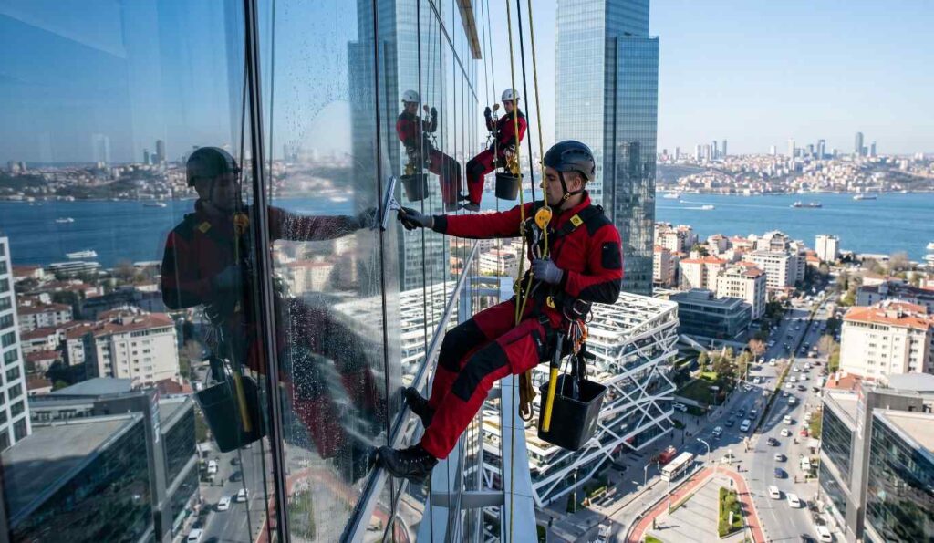 Saf su teknolojisi kullanılarak yapılan cam cephe temizliği