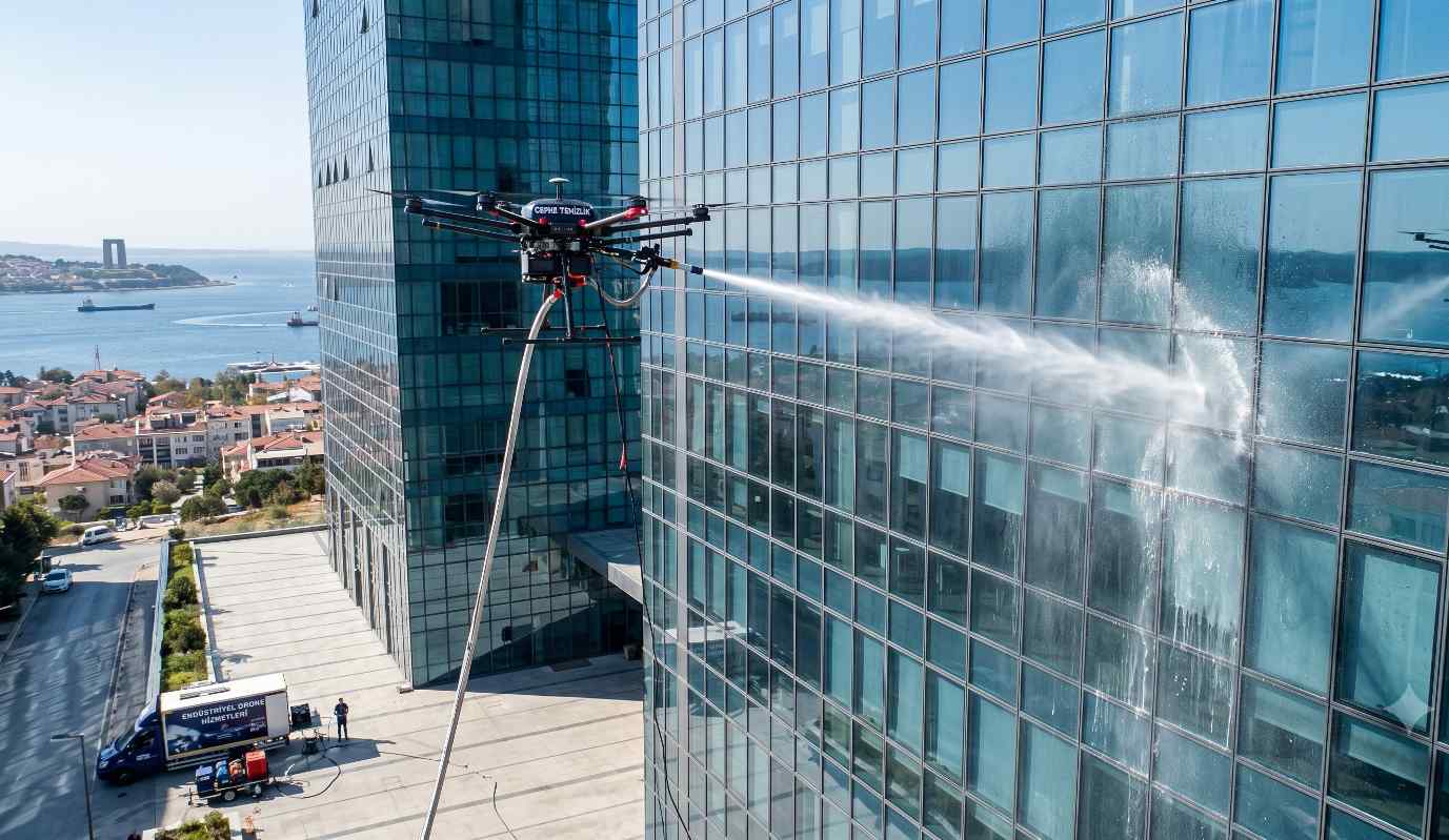 Yüksek bir binanın drone ile temizliği çalışması