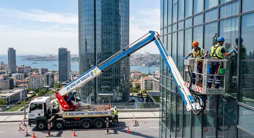 Profesyonel Adalar sepetli vinçle cam temizliği hizmetleri