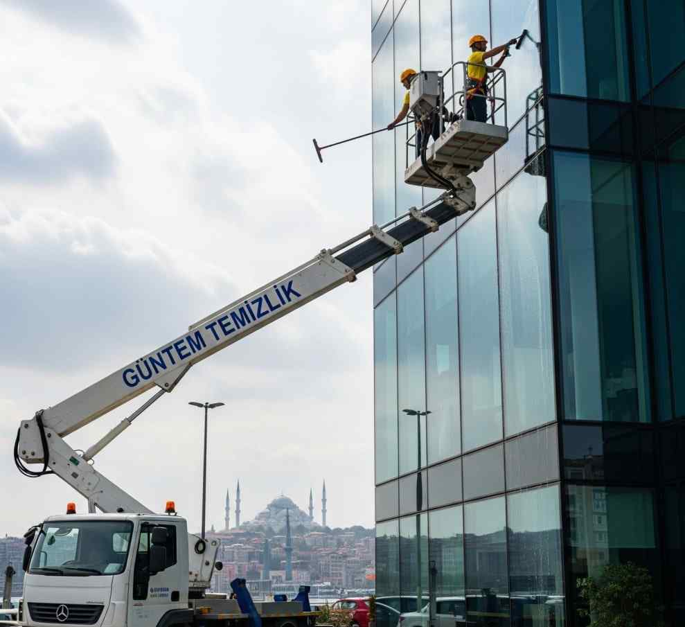 Sepetli vinç erişimiyle yapılan profesyonel dış cephe cam temizliği uygulaması.