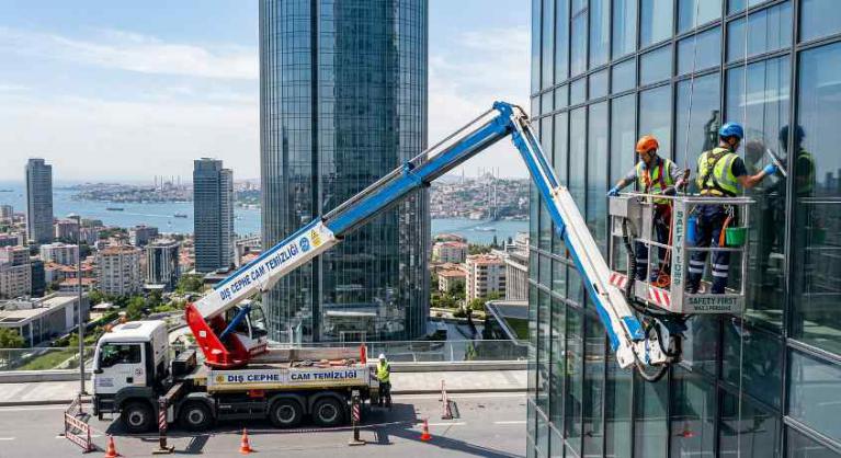 Profesyonel Adalar sepetli vinçle cam temizliği hizmetleri