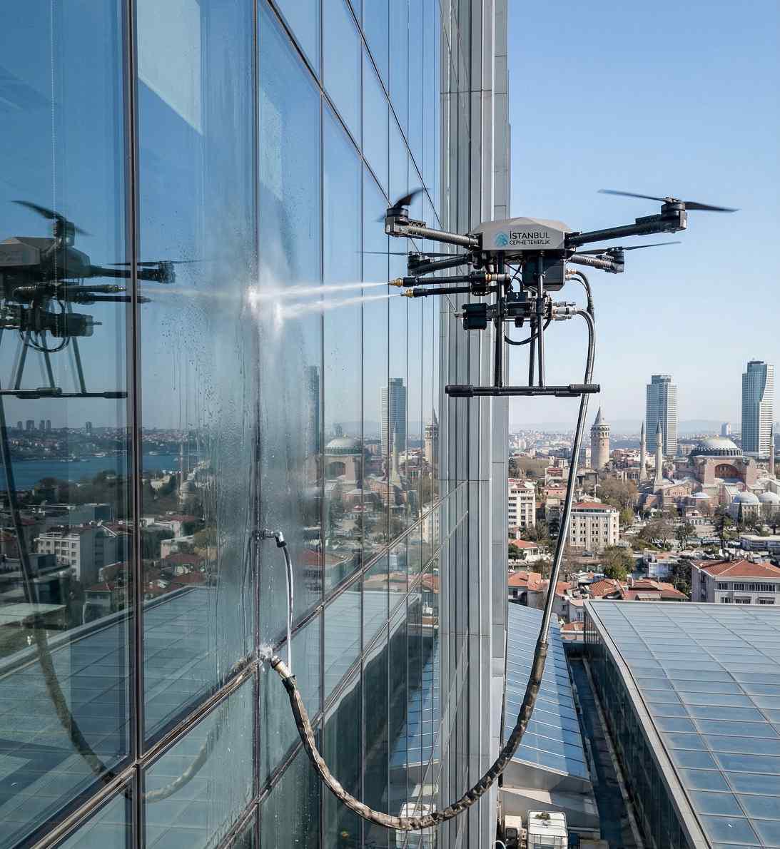 Bayrampaşa'da drone ile dış cephe temizliği çalışması