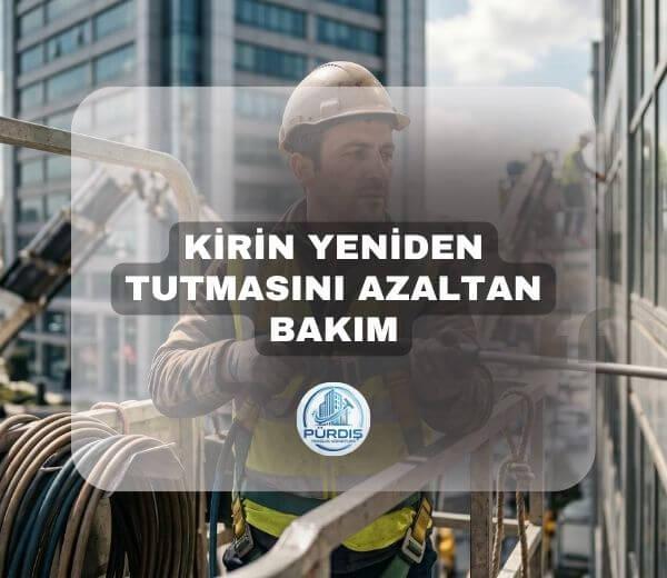 Düzenli bakım sayesinde yüzeyde kir birikiminin kontrol altında tutulmasına odaklanan uygulama görseli