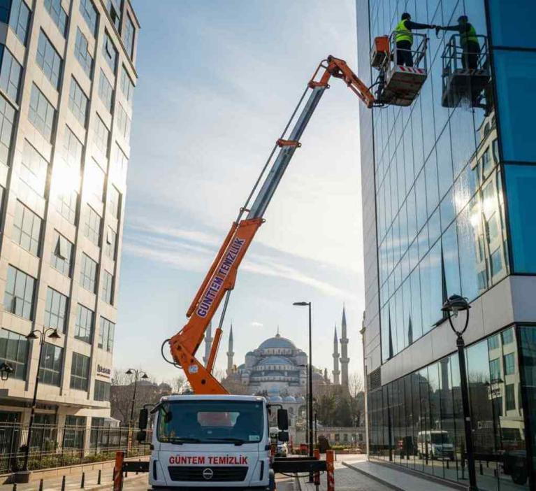Vinç sistemleri ile yapılan dış cephe cam temizliği çalışmaları