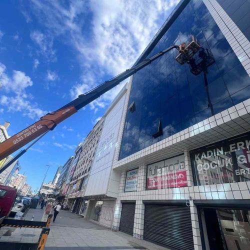 AVM cam cephe temizliği